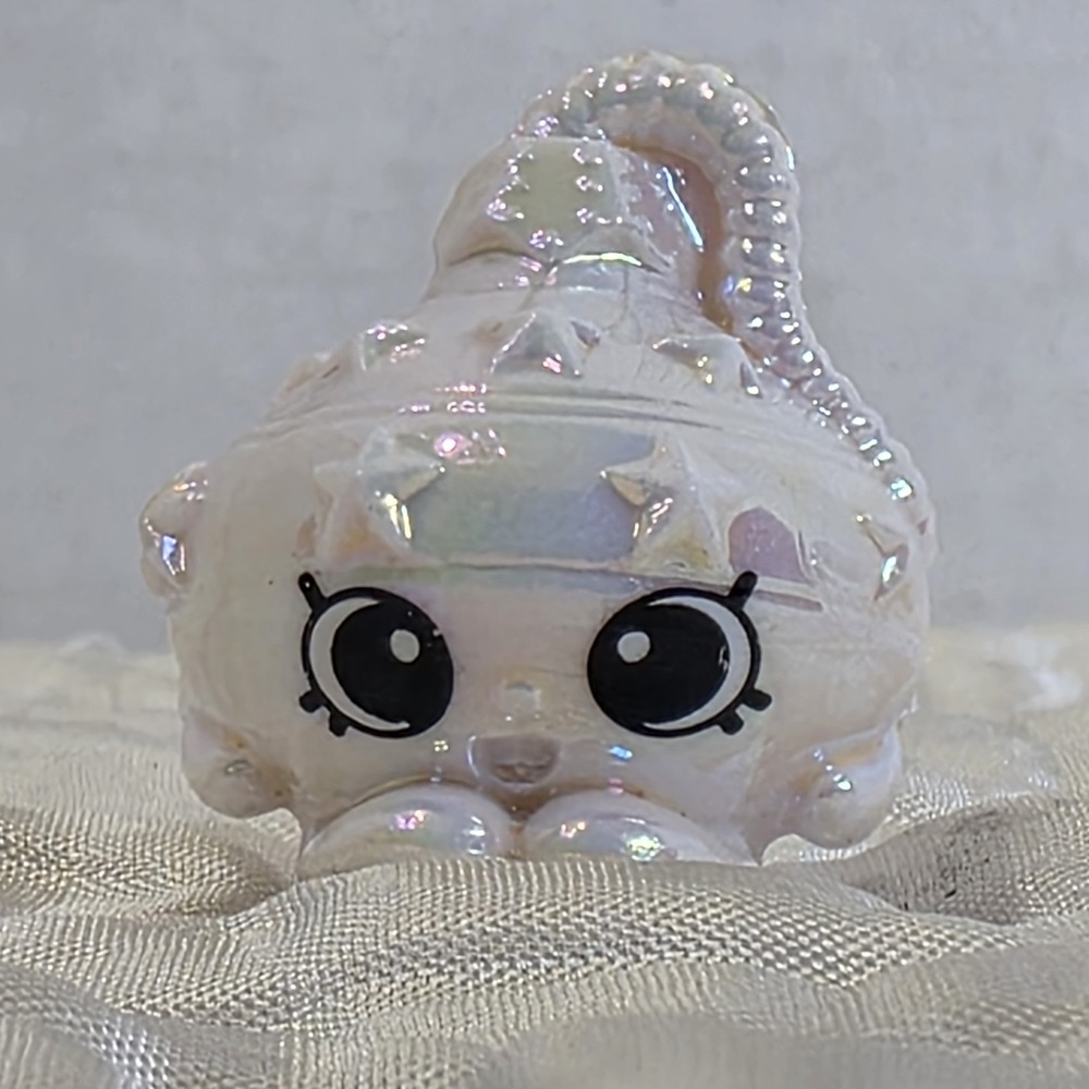 Shopkins Season 8 World Vacation Americas #8-221 Alexandra Ornament Ultra Rare